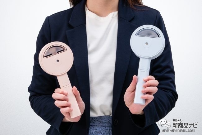 『ミストハンディファン AHF-210』を両手に持った女性