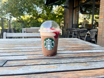 ほろ苦い大人味が絶品！スタバ新作『カカオ & ストロベリー ムース フラペチーノ®』に“エスプレッソショット”を追加してみた