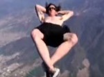 無謀、あまりにも無謀！　パラシュートなしでスカイダイビングする男