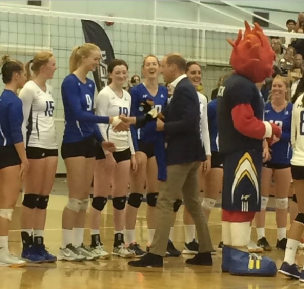 ウィリアム王子夫妻がカナダの女子バレーの試合を観戦、黄色い歓声を浴び大人気！