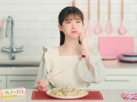 松村沙友理が春レシピに挑戦！「NEWクレラップ」新Webムービーで“旬”を届ける「旬感キッチン」始動