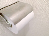 やさしさ調査！　トイレットペーパーがきれたら、次の人のために取り替える？　⇒「YES」●●％