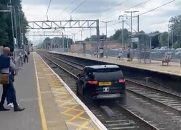 イギリスで、グランドセフトオートさながらの光景。盗難車が線路を暴走