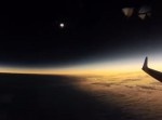 飛行機から「皆既日食」をとらえる。神秘的な映像にうっとり…