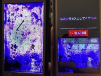 スマホを落としただけなのに...　ホラーすぎる壊れ方の液晶ディスプレイに戦慄走る