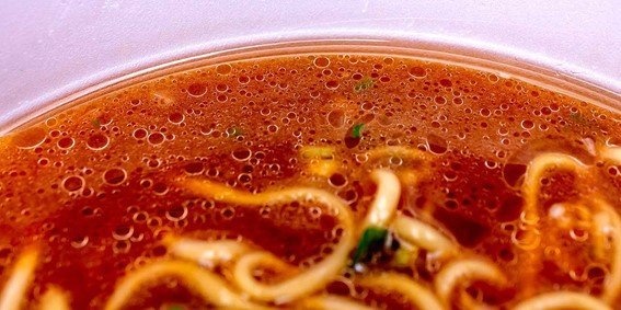 スープ表面の豚脂