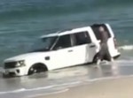 ビーチで愛車の写真を撮ろうとしたら、砂浜がぬかるんで…