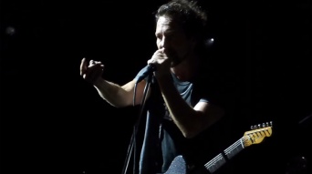 【漢気全開】パール・ジャムのエディ・ヴェダー、ライブを中断し迷惑なセクハラ客に退場宣告！