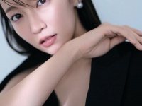 胸元ちらり。吉岡里帆、大人の色気が溢れる姿に「女神降臨」「なんですか、この色気は！」と称賛の声
