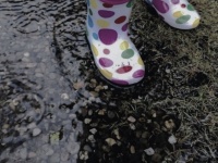 「ベビーカーに乳児を乗せ、2歳児と歩いた雨の日。立ち止まると見知らぬ高齢女性が...」（神奈川県・50代女性）