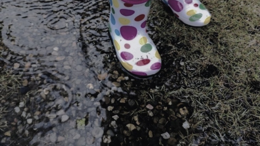 「ベビーカーに乳児を乗せ、2歳児と歩いた雨の日。立ち止まると見知らぬ高齢女性が...」（神奈川県・50代女性）