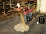 まぜるな危険！　液体窒素でペットボトルロケットを飛ばす実験がヤバい