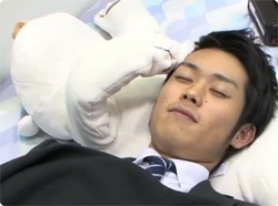 【動画】息が止まってたらやさしく顔を叩いてくれる、睡眠時無呼吸症候群を改善する枕型クマロボット「じゅくすい君」がかわいすぎる