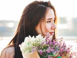 花束を手に持つ女性