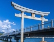 「まるで神様の通り道」　蒲郡・竹島へ向かう一本橋...透き通る海と鳥居が美しい