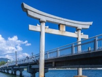 「まるで神様の通り道」　蒲郡・竹島へ向かう一本橋...透き通る海と鳥居が美しい