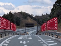 道路に並ぶ警告看板が「合戦の幟旗に見えてくる」と話題　なぜ大量？理由は道路の〝カタチ〟にあった
