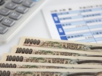 社会人女性の本音！　生活する上で最低限ほしい月給ランキング、2位は「20万円～25万円未満」、さて1位は？