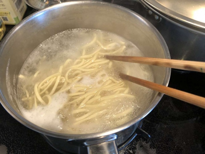 ラーメンを茹でていく