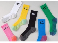 秋のおしゃれは足元から。個性が光る、見せて履きたい靴下特集