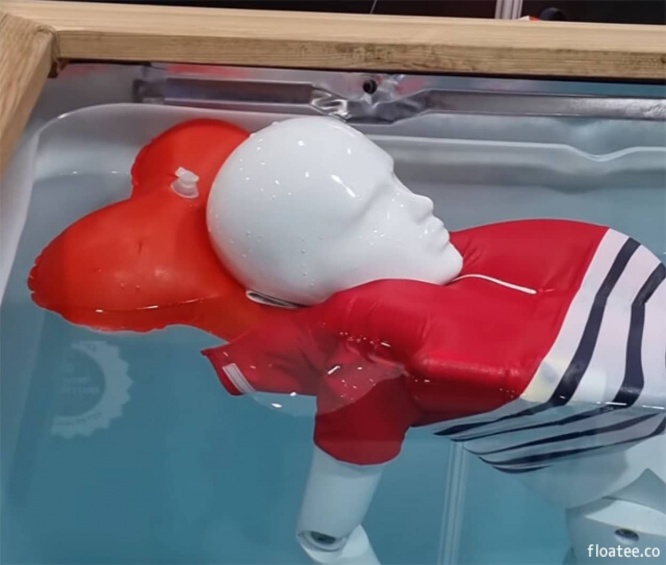 水に沈んだ瞬間に浮袋が膨らんで、子供が溺れるのを防ぐ画期的なTシャツが開発される