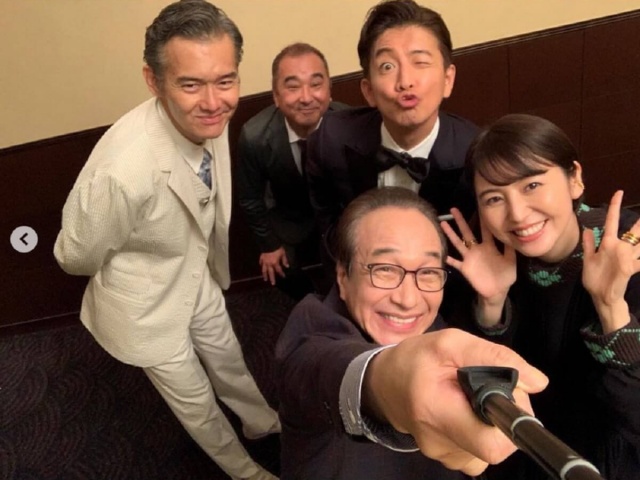 木村拓哉 集合写真での あり得ない表情 に批判殺到 大人になりきれない 1ページ目 デイリーニュースオンライン 木村拓哉 集合写真での あり得ない表情 に批判殺到 大人になりきれない 1ページ目 デイリーニュースオンライン