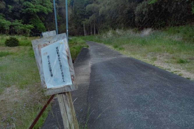 入り口に通じる道（画像提供：一人旅研究会（＠keionoteio）さん）