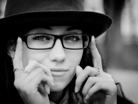 メガネをかけていると知的に見えるが、実際に視力が低い人は頭が良い可能性があるという研究結果（英研究）