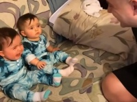 違うパパじゃない！ヒゲを剃った父親を見て泣き出す双子の赤ちゃん