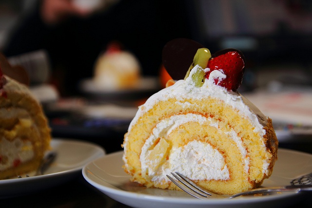 Fruits Roll Cake by Senbikiya