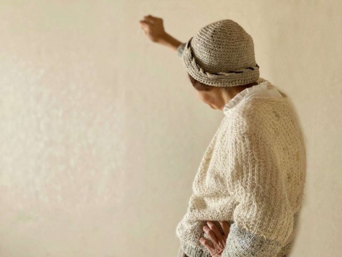 白髪の女性に席を譲ろうとしたら・・・(画像はイメージ)