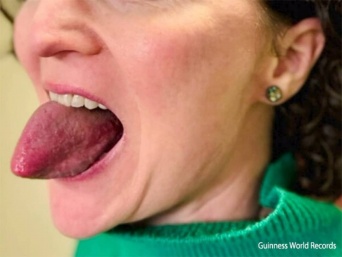 イチゴをくわえているのかと思ったら舌だった！極太の舌をもつ女性がギネス記録認定