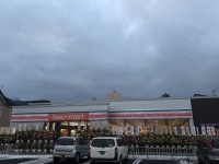 店の前に、ずらりと花が並ぶ（たぁのろさんのツイートより）