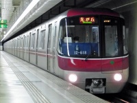 大江戸線12-600形（Nyohohoさん撮影、Wikimedia Commons