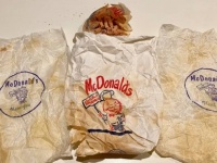 なんと！60年以上前のマクドナルド商品を壁の中で発見、ロゴが全然違っていた