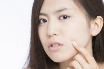 血が出るだけじゃない！　生理中に感じる「肌トラブル」3つ