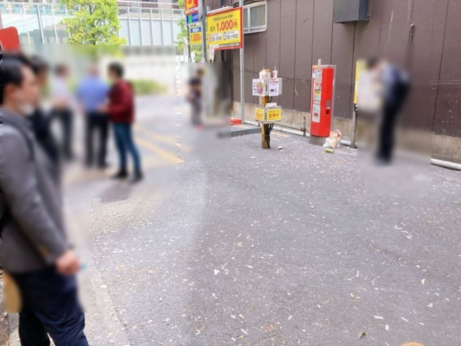 15分ほど、例の駐車場に立ってみた。吸って、捨ててが繰り広げられていた...