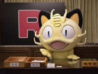 会見にのぞむニャース（以下、プレスリリースより、(C)Nintendo･Creatures･GAME FREAK･TV Tokyo･ShoPro･JR Kikaku　(C)Pokémon）