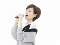 ​一人カラオケのワンカラでは、カラオケブースで英会話レッスンができる