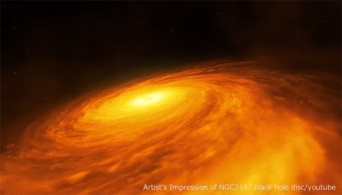 ハッブル宇宙望遠鏡がブラックホールの周囲を回転しているミステリアスな薄いディスクを発見