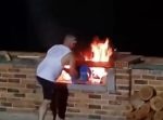 BBQグリルに燃料追加　→予想外の大爆発！！