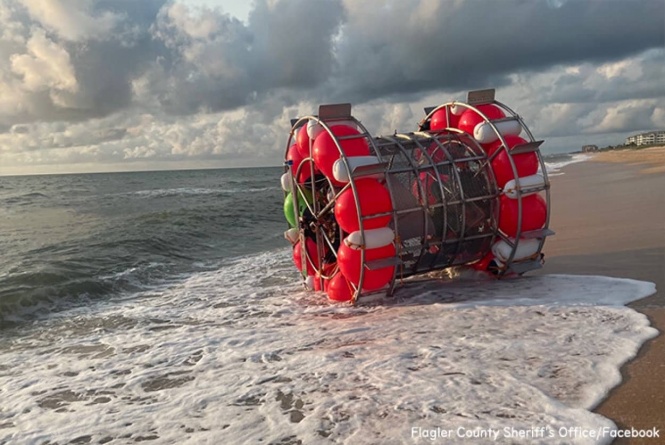 巨大なハムスターの回し車のような乗り物で大西洋を横断しようとした男が逮捕