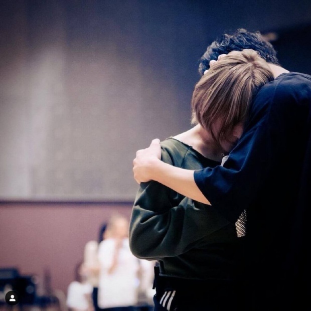 浜崎あゆみ、男性と抱き合う姿にネット騒然「なぜこの写真を選んだ？」