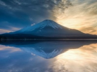 ウユニ塩湖もビックリ？ 流れる雲まで反射した、山中湖の完璧な「逆さ富士」