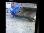 倒れそうになった三輪トラックを、運転手が腕一本で支える！