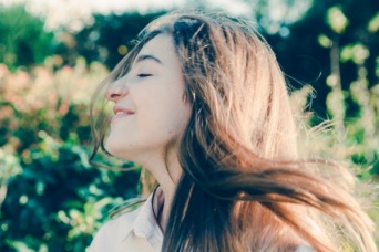 たまらん。年下男性が惹かれる女性の特徴6選