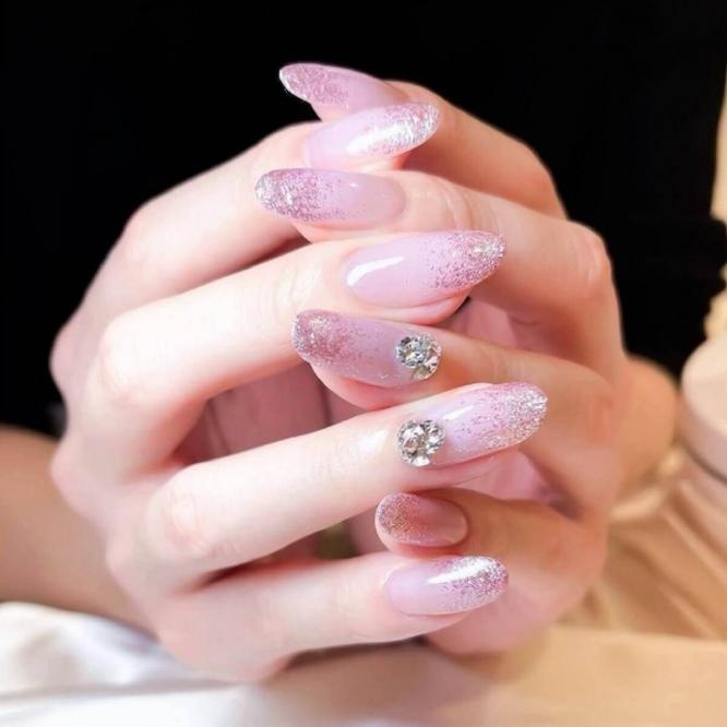 Matt ピンク色のネイルと美しい指でファンを魅了 ただただ見惚れる 1ページ目 デイリーニュースオンライン