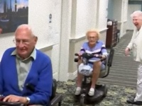 老人施設で100歳の男性と102歳の女性が恋に落ちて結婚。挙式を上げる（アメリカ）