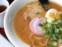 ​マニアックな人気を誇るリットン調査団がラーメン屋で店長に