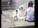 油断大敵。　公園の噴水で小さな子どもが一回転！